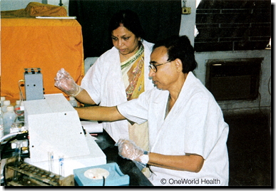 インドの研究所の医師と技術者の写真