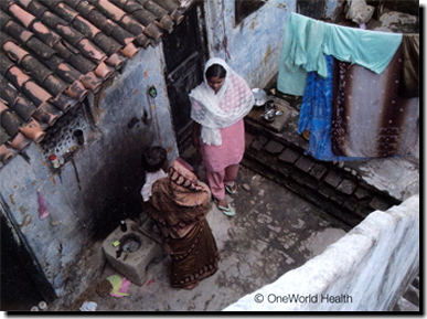 インド農村部家屋と人の写真