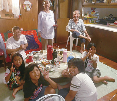 写真　民泊での団欒のようす