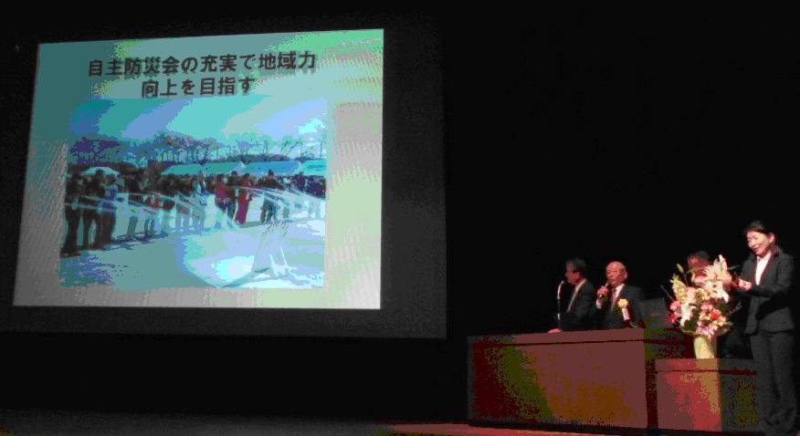 図1　平成24年度所沢市底力支援事業で事例発表をする斉藤会長