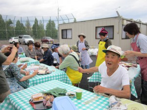 仮設住宅でのパラソル喫茶