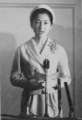 通訳奉仕団（通訳部会）の結成にあたって、お言葉を述べられる皇太子妃殿下（於、日本赤十字社講堂）の写真
