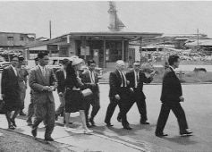 グットマン博士一行の会場予定地の視察（64年６月）の写真