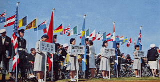 整列した各国選手