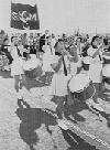 行進を先導した全日本バトン鼓笛連盟の小・中学生隊員