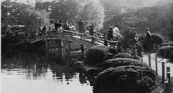 都内観光として新宿御苑内の日本庭園を観賞、九段、宮域前、首相官邸などを見物する参加選手