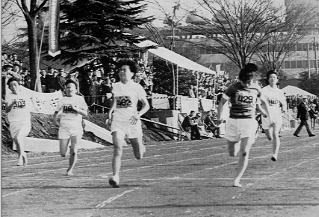 貴賓席前を力走する女子100ｍ