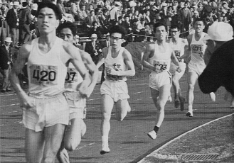 第一コーナーを通過する男子1500ｍ