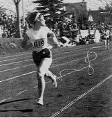 ゴールへ飛びこむ女子200ｍの高橋選手