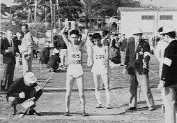 東京の浜田選手（両前腕切断）のジャンプ直前