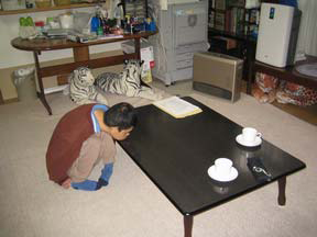 居間で過ごす居住者
