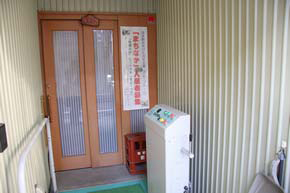 玄関：段差昇降機付き