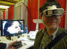 enhanced vision 社製のJordy （多機能の拡大読書器）の写真：遠方を見るためにヘッドセットした状態