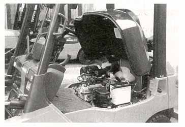 エンジン式フォークリフトのエンジンの写真
