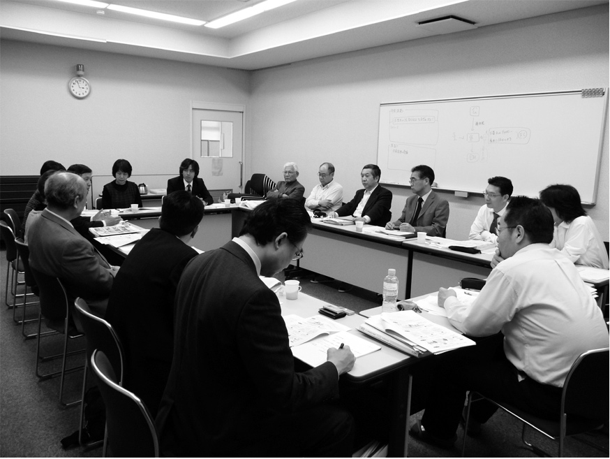 中間支援について話し合う委員