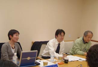 研究会の写真。左から渡部氏、萩原氏、井上氏