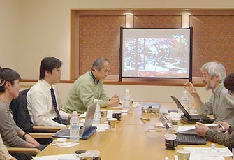 研究会の写真。左手前から渡部氏、萩原氏、井上氏、右奥河村氏