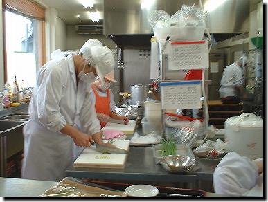 材料を包丁できざむ様子