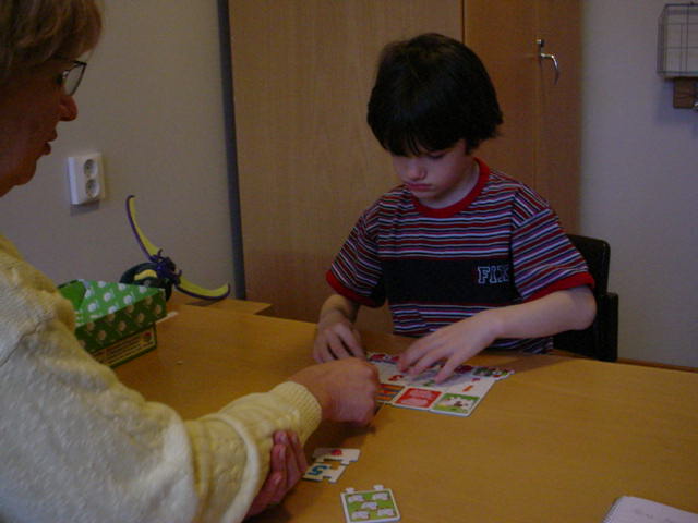 カードを並べる子供の写真