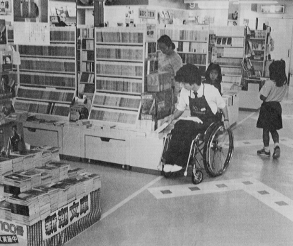 車いす障害者を多数雇用する大型書店（ブックセンター「スクラム」，宮城県泉市）