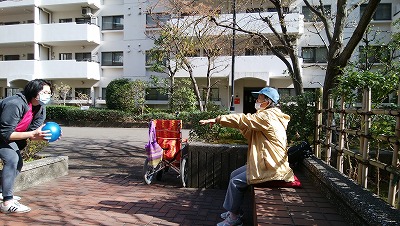 マリさんが公園でボール投げをしている様子