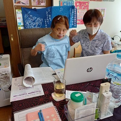 ノートパソコンの前でマリさんと根岸さんが分科会に参加している写真