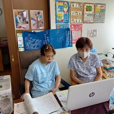 ノートパソコンの前でマリさんと根岸さんが分科会に参加している写真その２