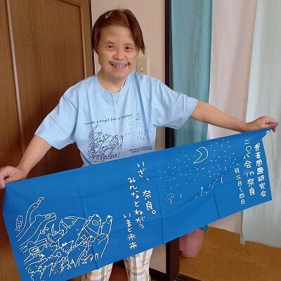 マリさんが奈良大会グッズのタオルを持っている写真