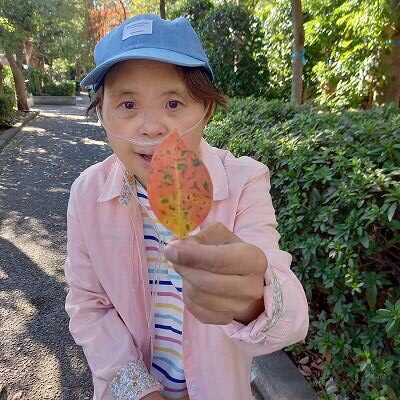 マリさんが落葉を持っている写真