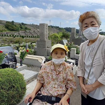 お墓の前でマリさんとお母さん