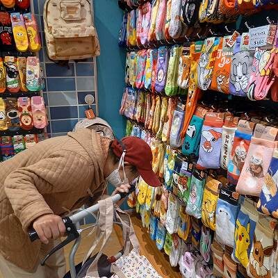 駅ビルの靴下売り場でプレゼントを選ぶマリさん