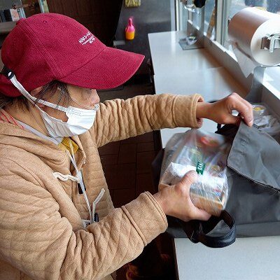 駅ビル買い物するマリさん