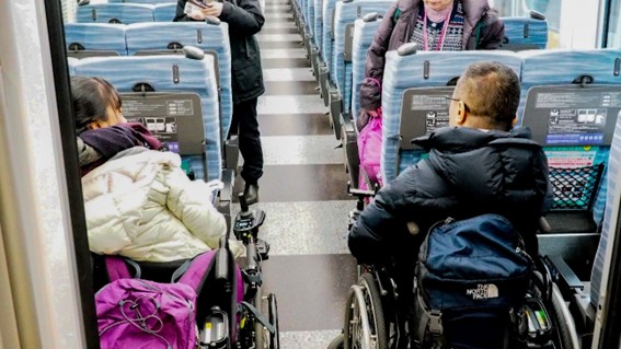電車内の車イスの写真