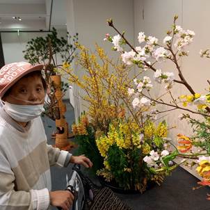 マリさんと華道のお花の写真