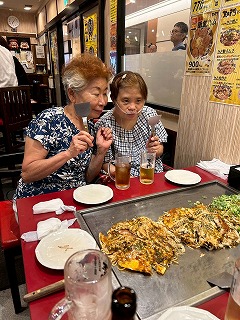 お好み焼き屋さんの店内で前夜祭