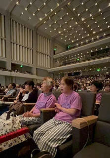 全体会を見ているマリさんたち