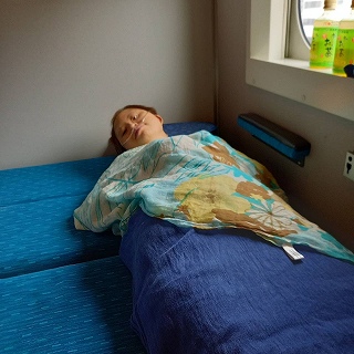 電車の個室でごろ寝するマリさん