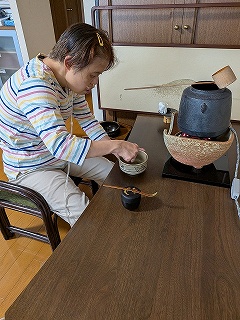 お茶のお稽古しているマリさん