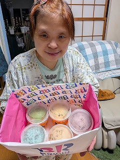 サーティワンアイスクリームを見せているマリさん