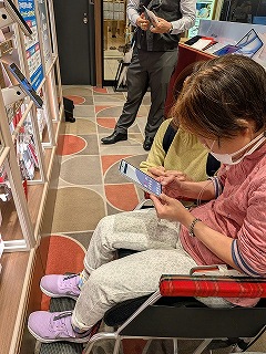 ドコモショップでスマホを操作しているマリさん