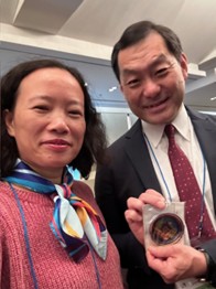 ベトナムの情報委員長(左)と、情報委員会副委員長に選任された村上博行氏(右)の記念撮影