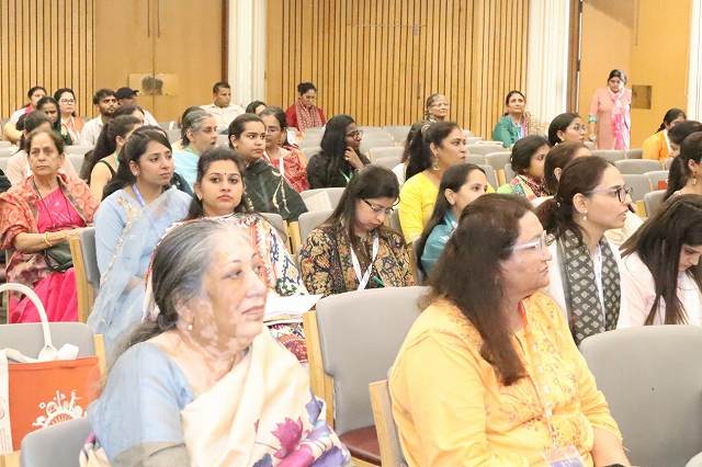 インド国際会議の会場で着席し講演に耳を傾ける大勢の参加者たち。多くの女性が色とりどりの民族衣装サリーを着用している。