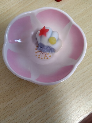 ラシクルの夏祭りで食べた、赤い星の飾りがついた和菓子のおやつ