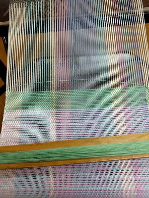 火曜日の仕事で作っている、色々な色の縦糸を使った「虹の織物」