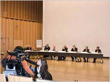 厚生労働科学研究・研究推進事業は、研究事業のアイキャッチ写真、会議をしている様子