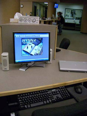モンタナ大学内のコンピューターラボに設備されているWYNN（画面読み上げソフト）とスキャナー