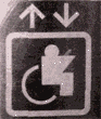 図11：エレベーター前に設置されているシンボルマークの意味が不明瞭な例