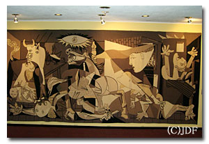 国連本部のロビーに展示してあるパブロ・ピカソの絵画「ゲルニカ」